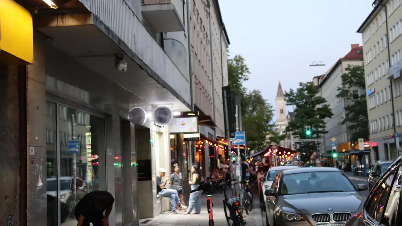 Bereits am frühen Abend und bis spät in die Nacht hinein wird vor den Kiosken im Univiertel alkoholreich und lautstark gefeiert. Vielen Anwohnern stinkt&#39;s und die Stadt hat darauf reagiert. (Foto: mha)