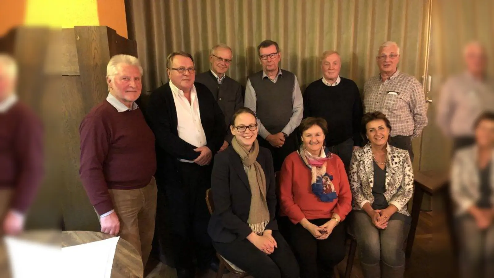 Ludwig Bindl, Jürgen Reichenberg, Dr. Johannes Langer, Jürgen Bremicker, Dirk Ley, Frank Dittmann (hinten von links), Alexandra Bertl, Marion Lunz-Schmieder (Vorsitzende „Brücke Oberland“) und Angelika Flock (vorne sitzend von links). (Foto: Gmünder Hoffnung)