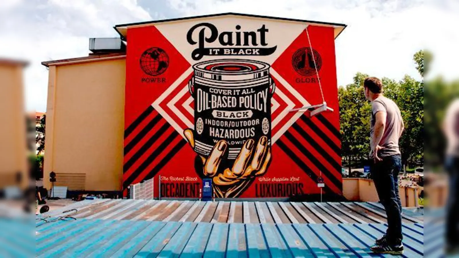 Street Art enthält oft auch politische Botschaften. So schuf der Künstler Shepard Fairey das Wandbild »Paint it black«. Die Werbung auf der Farbdose: »Deckt alles ab. Politik auf Ölbasis. Innen und außen gefährlich«.	 (Foto: Jon Furlong)