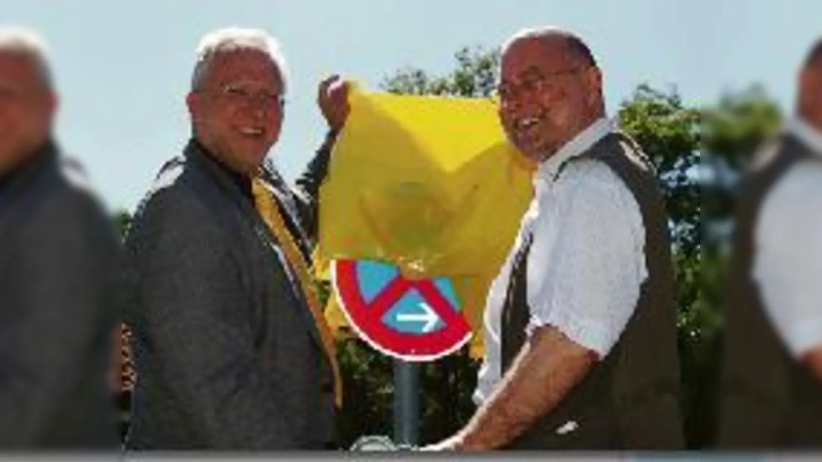 Der Schilderwald in Kirchheim wird lichter: Dr. August Markl (li.), ADAC, und Kirchheims Bürgermeister, Heinz Hilger, machen den Anfang  50 Verkehrszeichen werden symbolisch mit gelben Säcken verhüllt und damit außer Kraft gesetzt. 		 (Foto: ADAC)