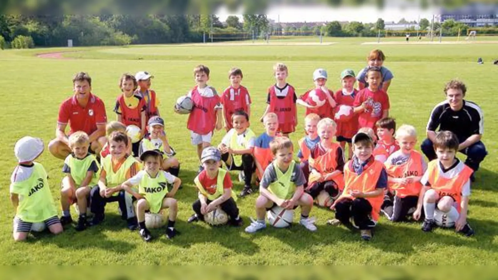 Die Zwergerl des SV Lohhof, die Kleinsten der Kleinen, beim Training mit Sike Kügler, Christian Schmeizl und Uwe Hahm. 	 (Foto: VA)