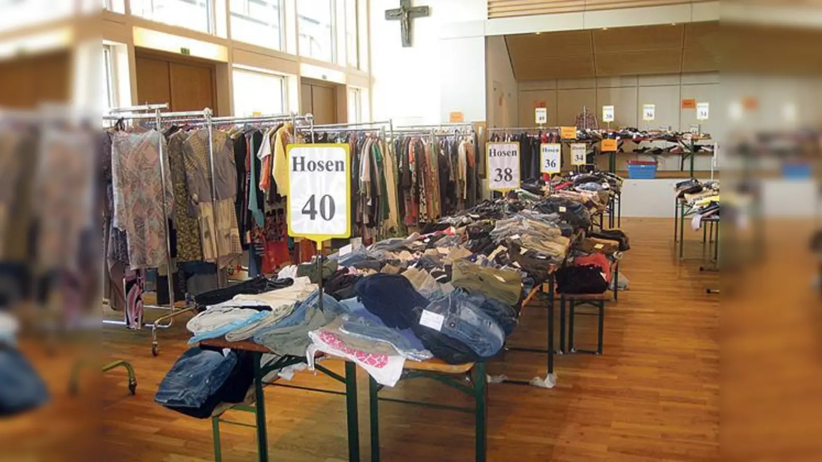 Modische Damenkleidung, Accessoires und vieles mehr gibt es beim Basar in St. Emmeram.	 (Foto: VA)