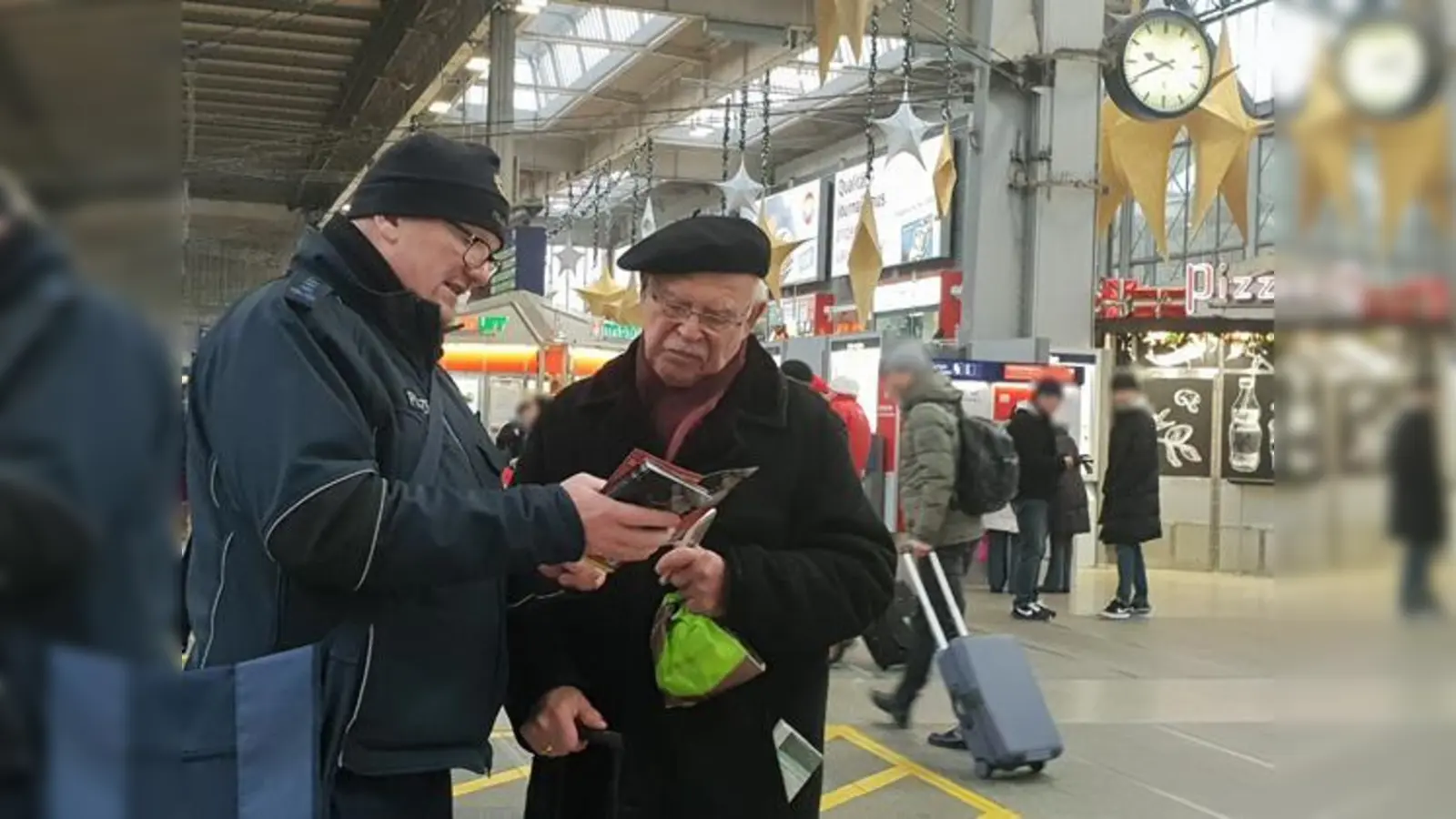 Der Präventionsbeamte der Bundespolizei Hartmut Brach verteilt Flyer am Hauptbahnhof. Damit sollen die Reisenden auf die Methoden von Taschendieben aufmerksam gemacht werden.  (Foto: Carsten Clever-Rott)