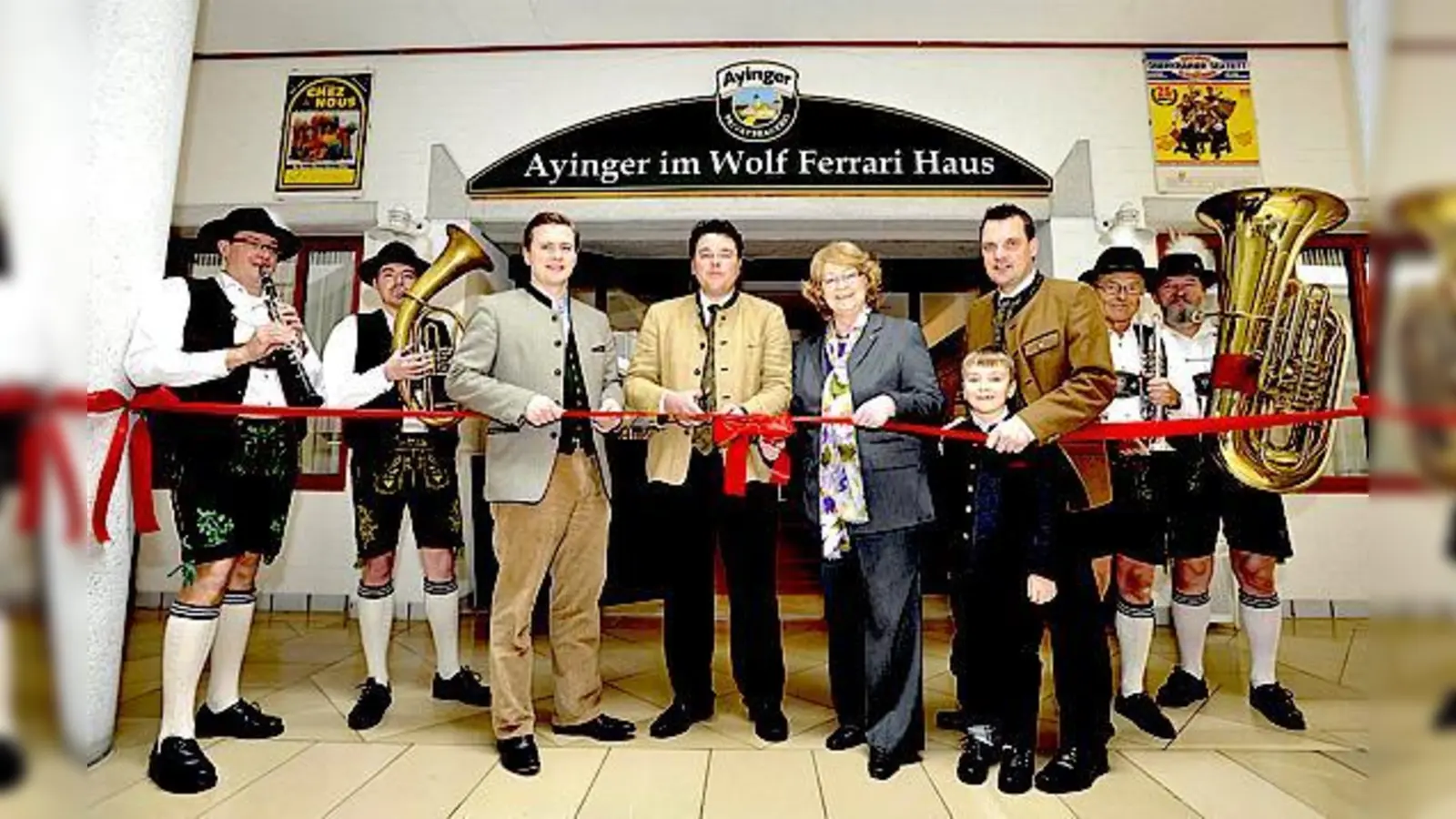 Feierlich wurde das Band zerschnitten (v.l.): Franz Inselkammer jun., Bürgermeister Thomas Loderer, die zweite Bürgermeisterin Monika Modrow-Lange und Andreas Büscher. 	 (Foto: Claus Schunk)