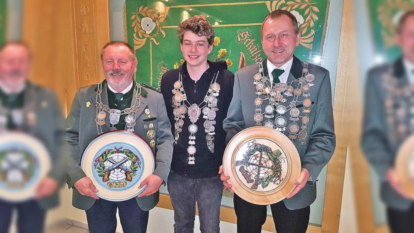 Pistolenschützenkönig Ekkehardt Siegmund, Jugendkönig Carlo Wendelberger und Schützenkönig Herbert Eidkum (v. l.) der SG Frohsinn. 	 (Foto: VA)