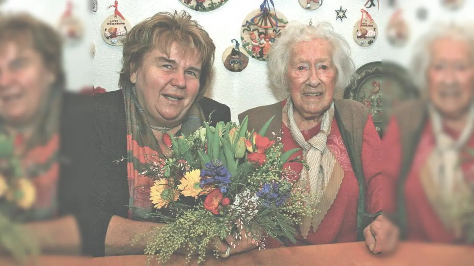 Stadträtin Beatrix Burkhardt überbringt die Glückwünsche der Landeshauptstadt München mit einem Blumenstrauß an Auguste Ehard. 	 (Foto: Karl Hirt)