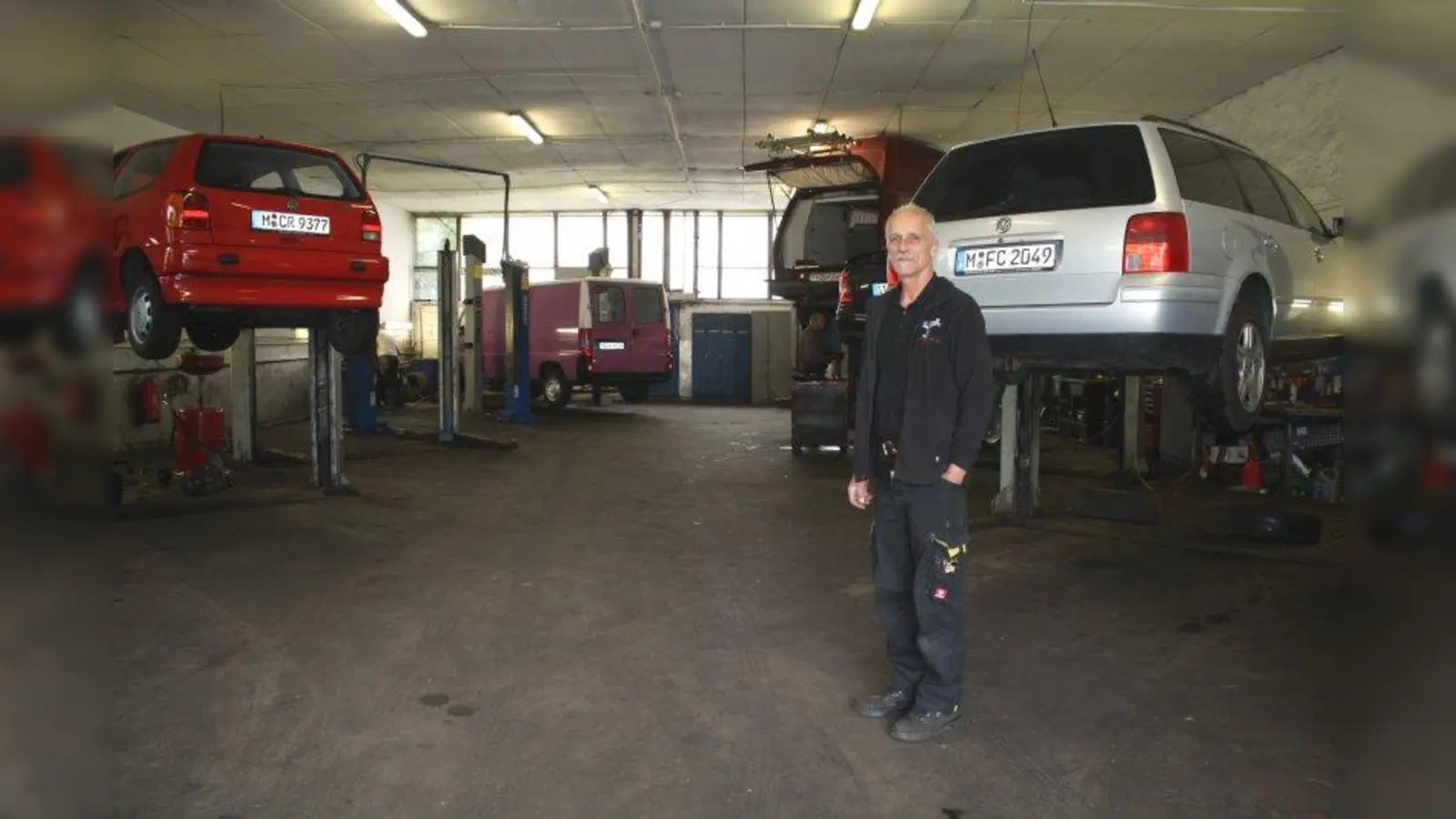 Stefan Tremmel ist für seine Autohobbywerkstatt dringend auf der Suche nach einer neuen Halle. (Foto: sb)