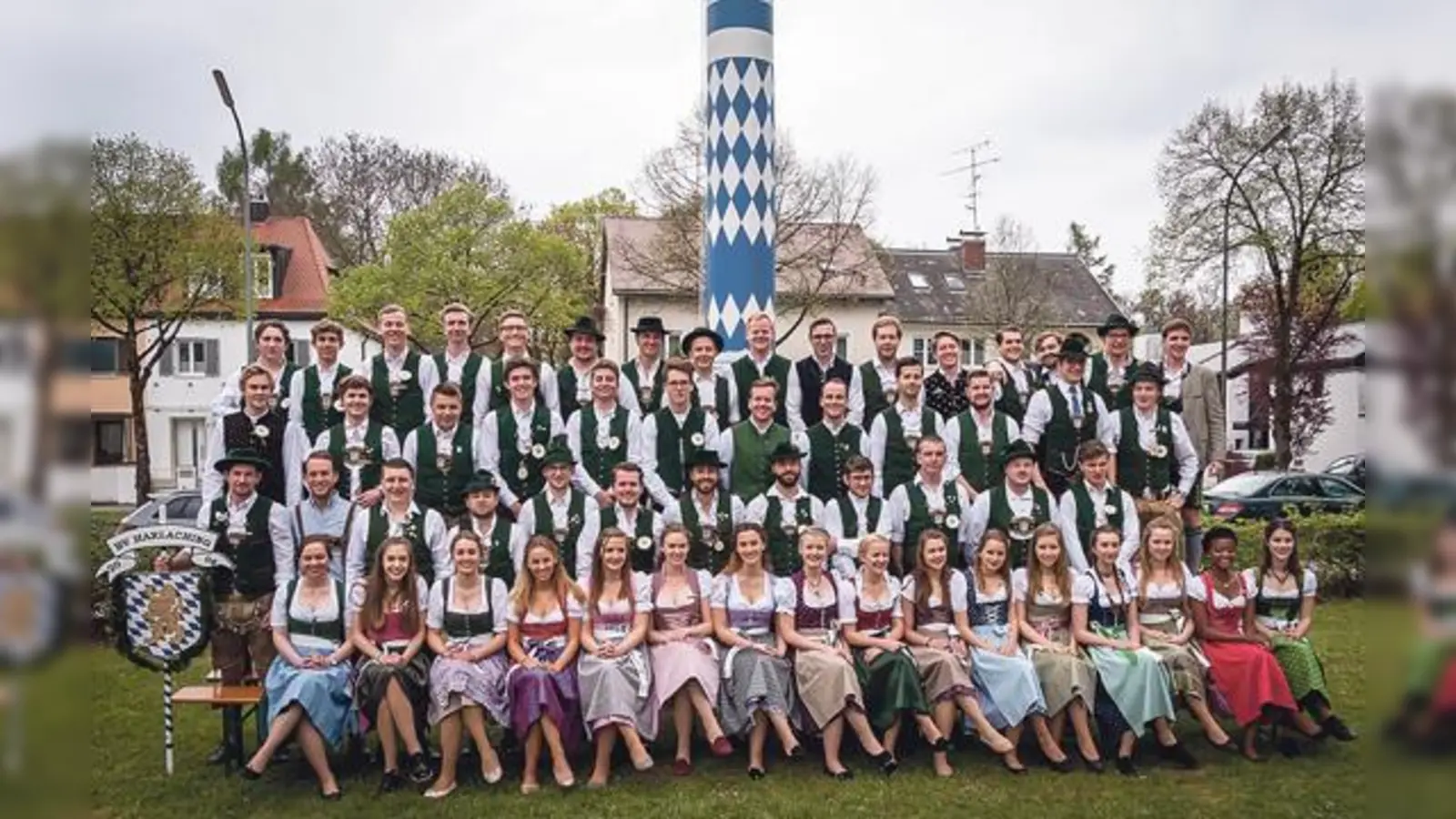 Der Harlachinger Burschenverein präsentiert sich stolz mit Maibaum und entsprechend feschen Madeln. Vom 18. bis 21. Mai feiern die Burschen ihren 10. Geburtstag.	 (Foto: VA)