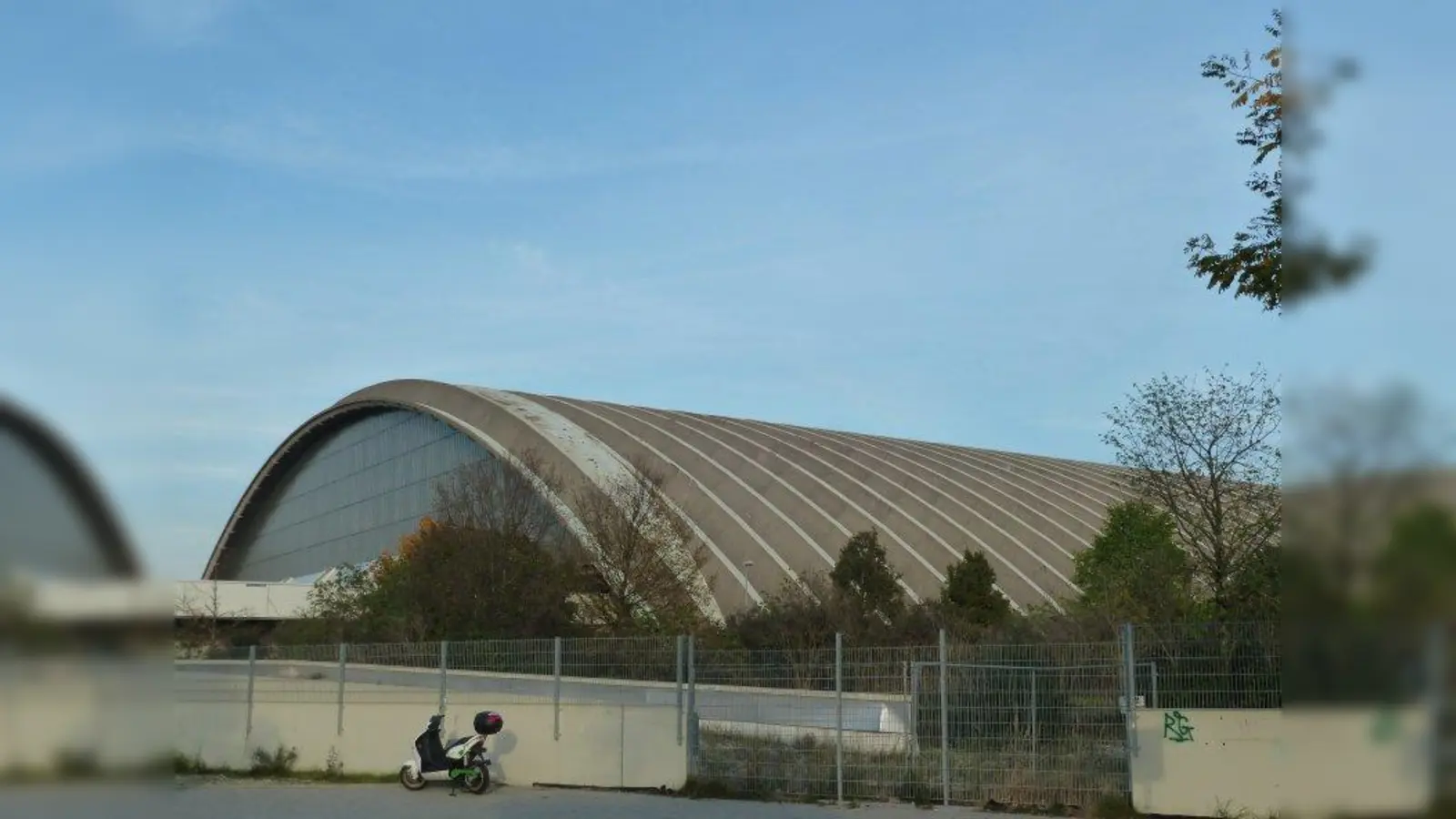 Das alte Post-Gelände mit der ehemaligen Paketposthalle befindet sich zwar im Stadtbezirk Neuhausen-Nymphenburg, die geplante Bebauung des Areals werde jedoch Auswirkungen auf den Nachbarbezirk Laim haben – das befürchtet der Bezirksausschuss Laim, der in die Planung einbezogen werden will. (Foto: Archiv/ sb)