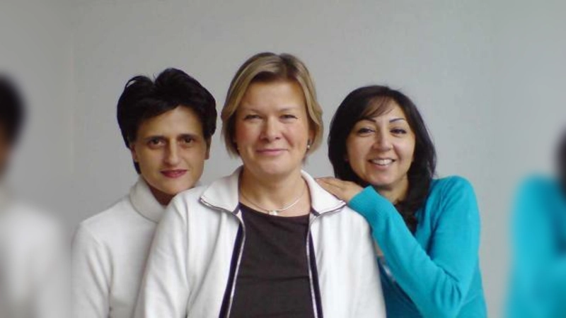 Die Opstapje-Koordinatorin Angela Hester-Kröger (Mitte) sowie die Hausbesucherinnen Gabriela Iorga (links) und Mariam Farooq. (Foto: pi)