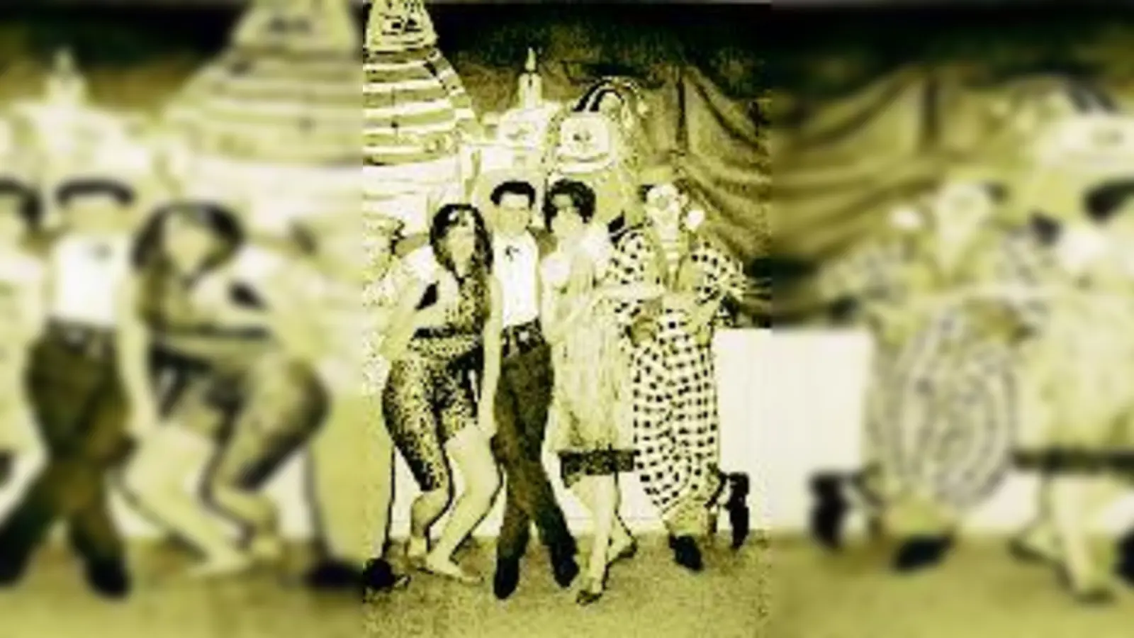 Fasching 1963: »Feste und Feiern in Berg am Laim« widmet sich der Kalender 2005 von Erich Kasberger (li.) und Helmut Kolmeder.   (Foto: ms, Kalender)
