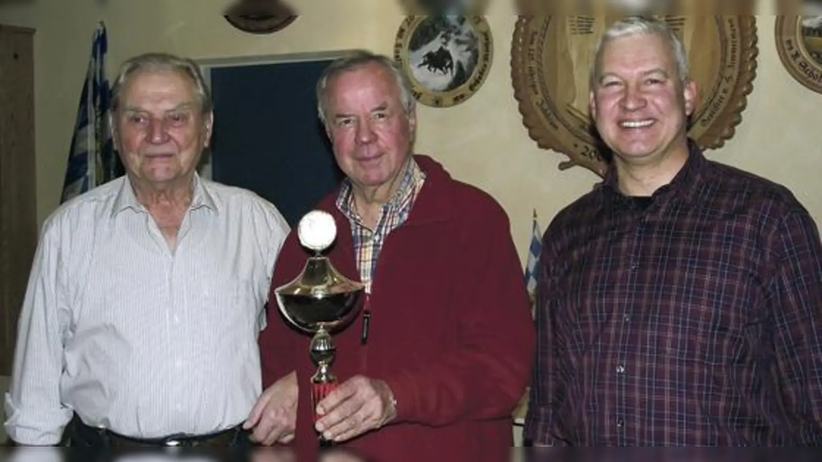 Walter Radloff, Vorjahressieger Burkhard Knall und 1. Schützenmeister Rudolf Pauli mit dem Faschingspokal der Frohsinn-Schützen. 	 (Foto: VA)