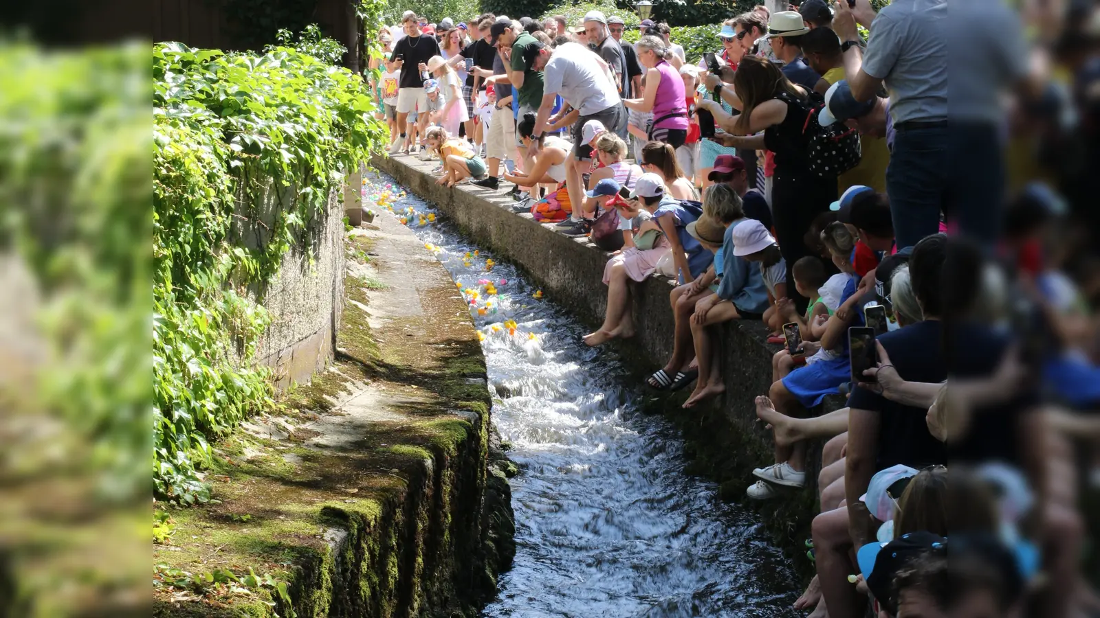 Ein großes Vergnügen für die ganze Familie ist jedes Jahr das Entenrennen. (Foto: Roszik)