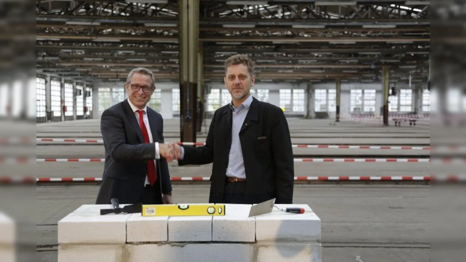 Grundsteinlegung: Stefan Wiegand (links), Geschäftsführer der Region Süd der Aurelis und Dr. Herbert Scheller, Werkleiter der EZW München, nach dem Versenken der Plombe. (Foto: Aurelis)