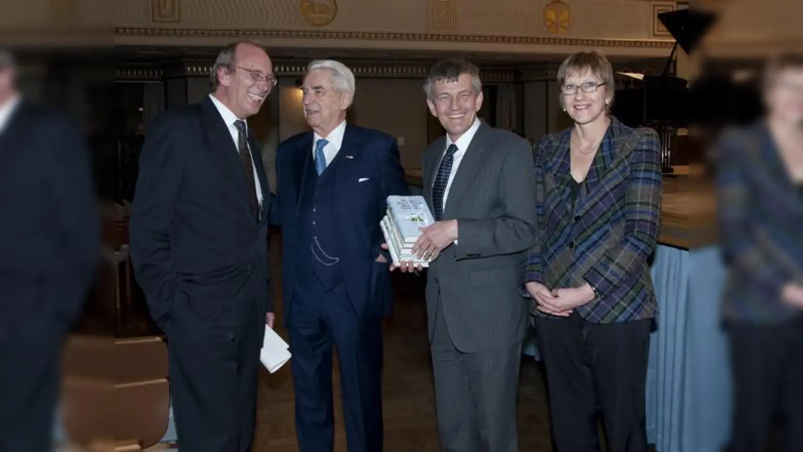 Kulturreferent Küppers, Herbert Rosendorfer, TU-Präsident Huber, Monacensia-Leiterin Tworek (v.l).  (Foto: LH München)