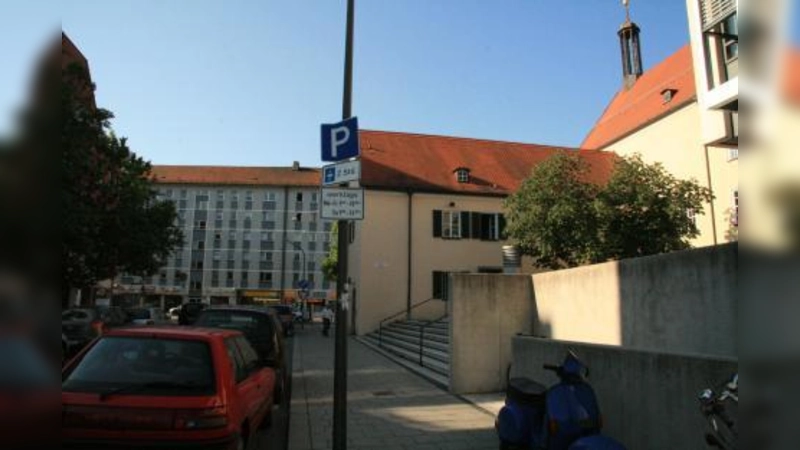 Das wäre die beste Stelle für behindertengerechte Parkplätze zum Rathaus, meint der BA. Hier könnten die Stellplätze problemlos ausgewiesen werden. (Foto: US)