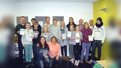 Stolz präsentieren Jung und Alt nach erfolgreicher Prüfung ihr Sportabzeichen.	 (Foto: Verein)