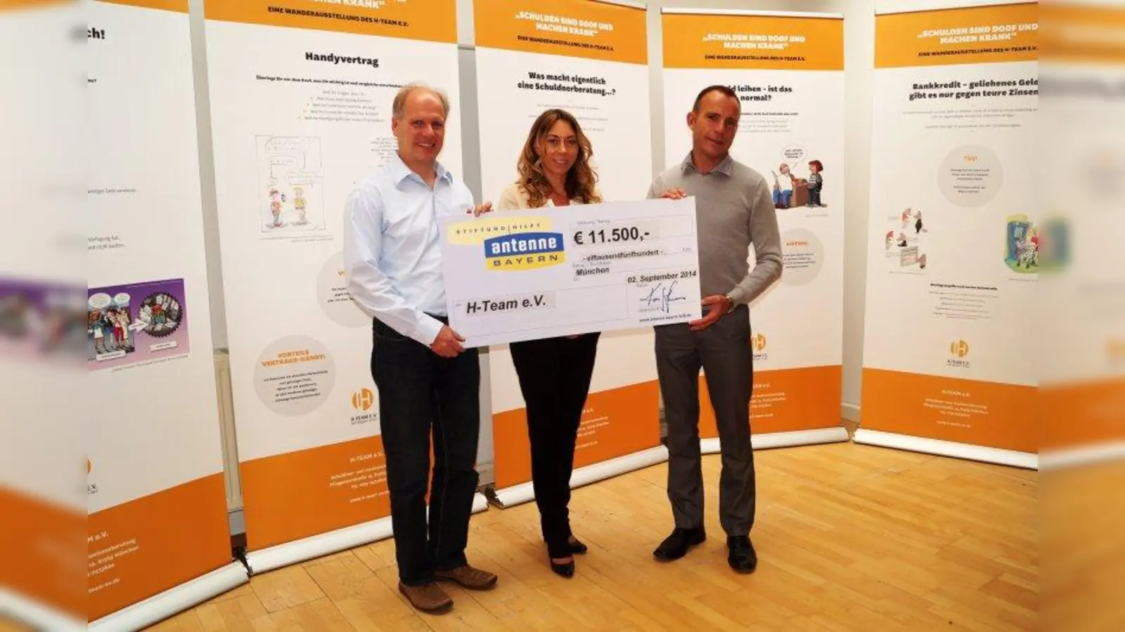 Felicitas Hönes, Geschäftsführerin der Stiftung Antenne Bayern hilft, überreichte an den Münchner H-TEAM e.V. einen Spendenscheck in Höhe von 11.500 Euro. (Foto: UGNeumann)