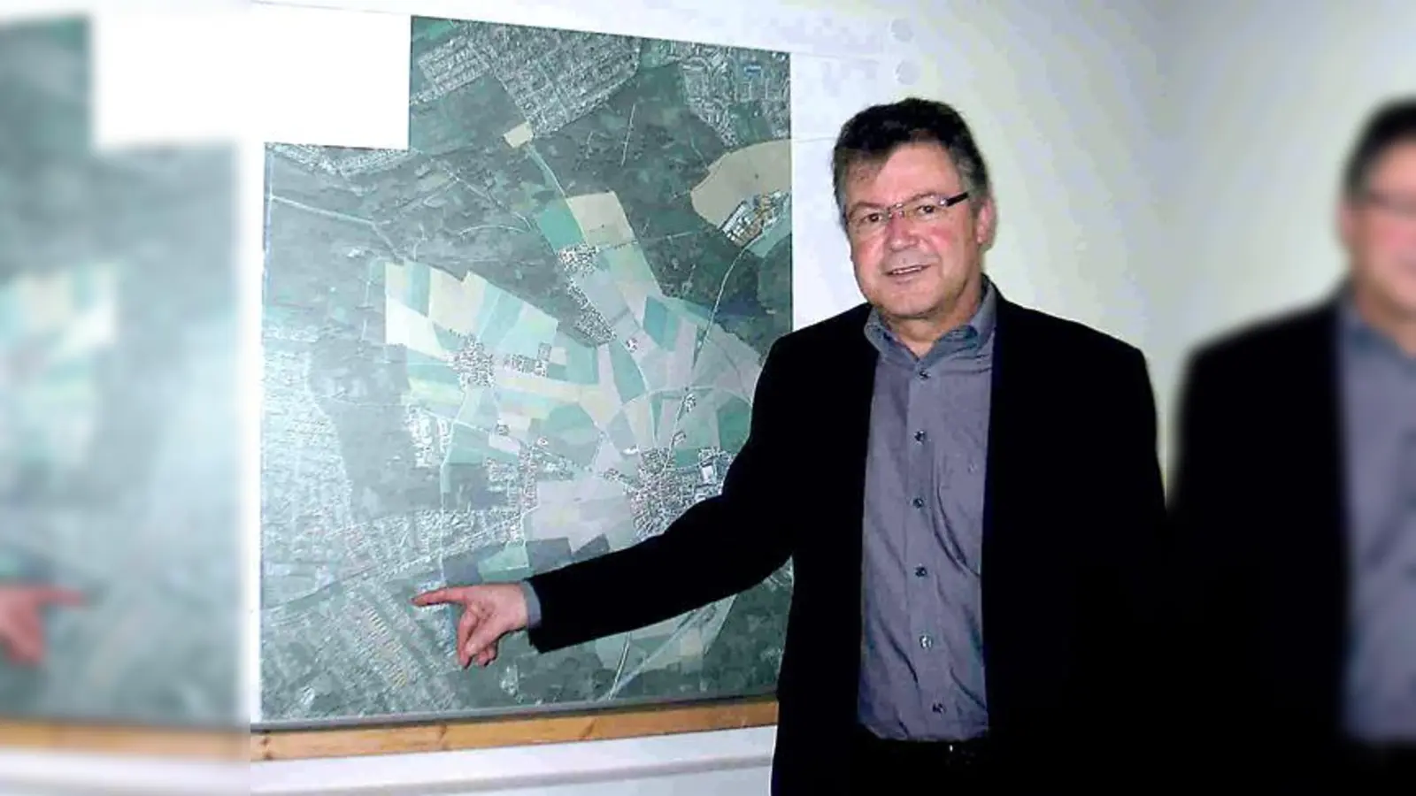 Bürgermeister Edwin Klostermeier zeigt, wo das Asylbewerberheim gebaut werden soll.	 (Foto: Boschert)