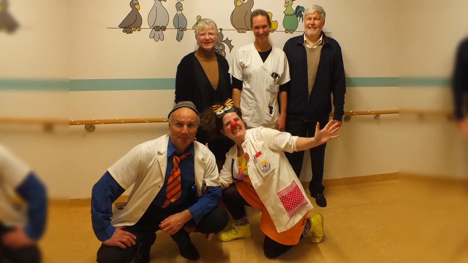 Spendenübergabe der Dr. Gabriele Lederle Stiftung an die KlinikClowns (v.l.): Johanna Riedmann, Dr. Martina Zeumer, Willibald J. Riedmann und davor die KlinikClowns „Dr. Steffo“ (l.) und „Pomodoro“ (r.). (Foto:  Andrea Andrade)