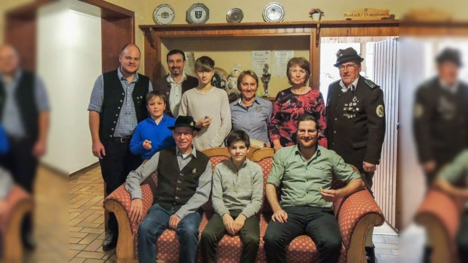 Das sind die Könige: Anton Bader, Vinci Gabler, Florian Niedermaier (sitzend von links), Michael Bauer, Fabi Günther, Schützenmeister Oskar Pinsberger, Oscar Pedley, Rita Moll, Marianne Sterff und der dritte Gauschützenmeister Stefan Gehm (stehend von links). (Foto: SSV Marnbach-Deutenhausen)