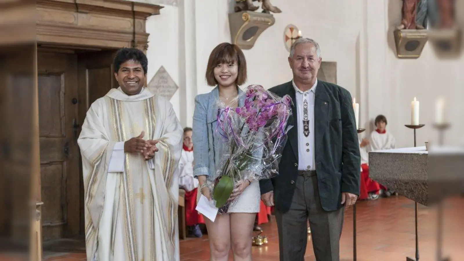 Pater Abraham und Gerhard Fleck verabschieden Sul Bi Yi. (Foto: pi)