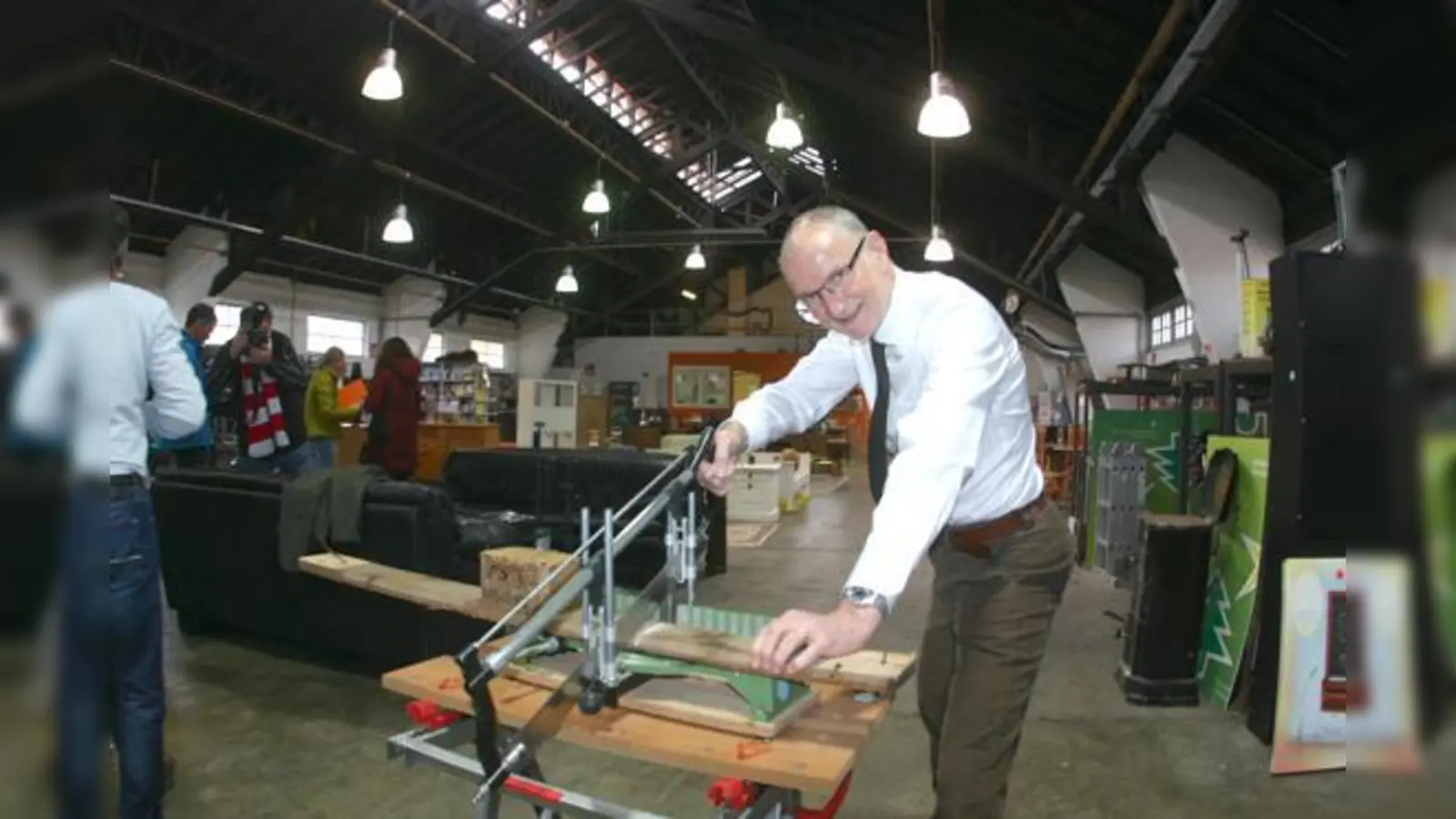 An der Sägebank der neuen Bastler-Ecke legt auch der Chef gleich mal Hand an: Kommunalreferent Axel Markwardt freut sich über die Neuerung in dem  Gebrauchtwarenhaus »Halle 2«.	 (Foto: HH)