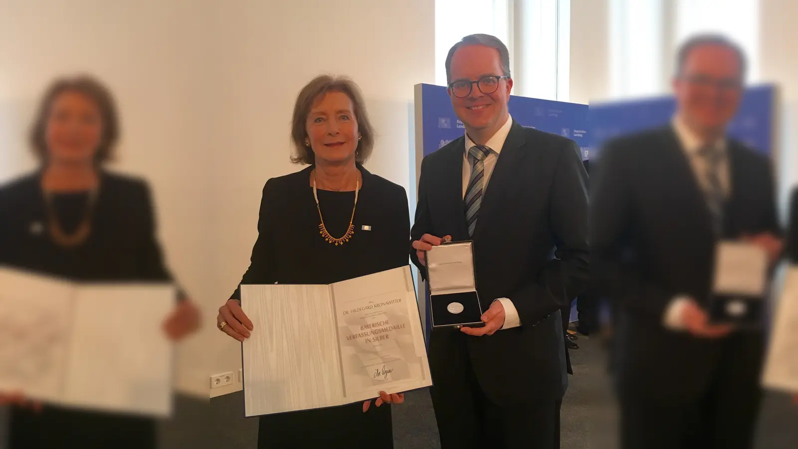 Mdl Markus Rinderspacher gratuliert Dr. Hildegard Kronawitter zur Ehrung. (Foto: oh)