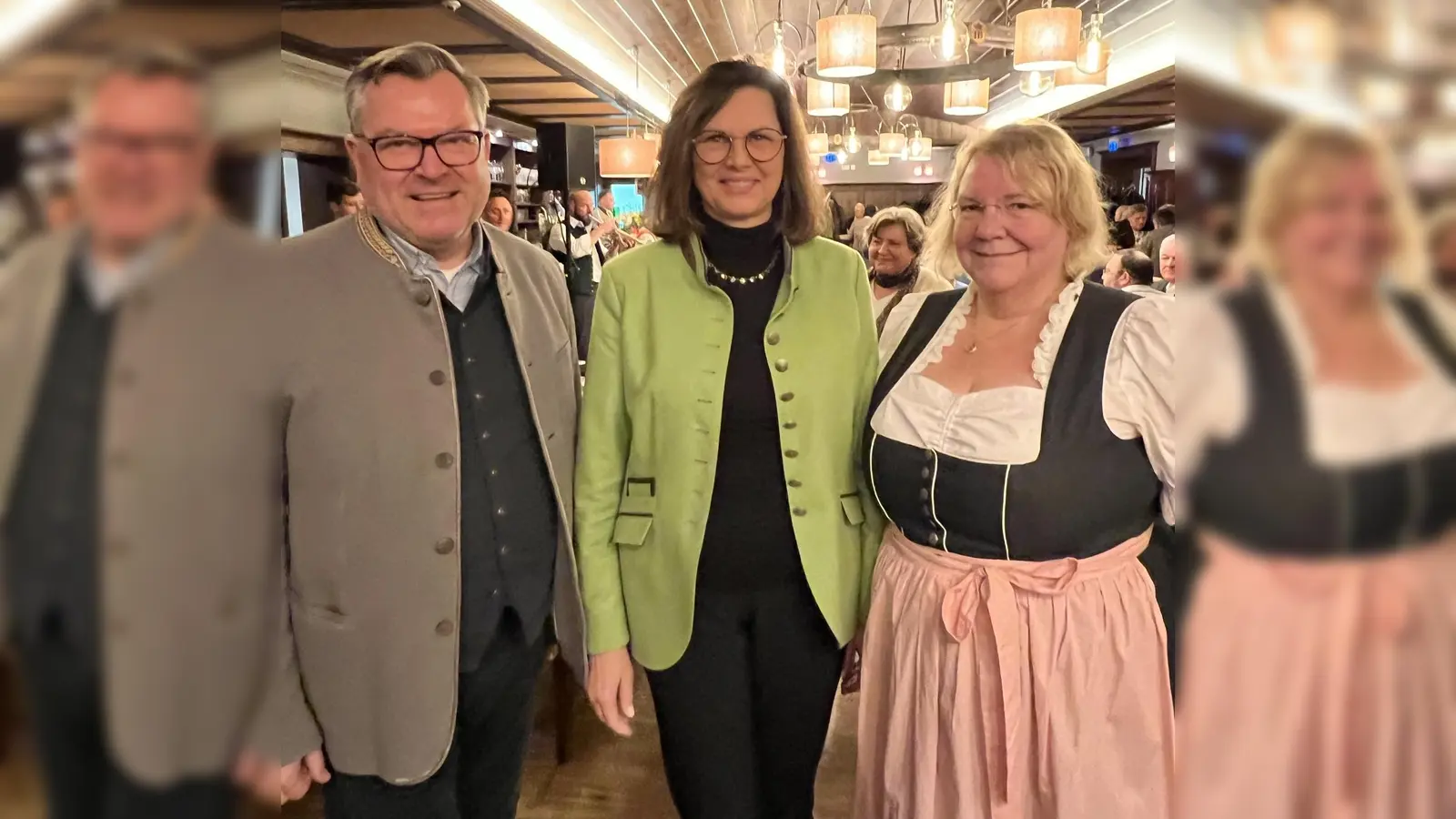 MdL Josef Schmid, Landtagspräsidentin Ilse Aigner und Bezirksrätin Barbara Kuhn dankten den Ehrenamtlichen für ihre Zeit und ihr Engagement. (Foto: Josef Schmid)