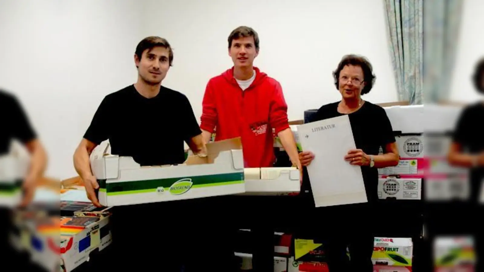 Die Leiterin des Antiquariatsteams, Ilse Ahlborn, bereitet sich mit zwei Helfern vom Fußballclub auf den nächsten Ansturm der Bücherfreunde vor. 	 (Foto: cs)