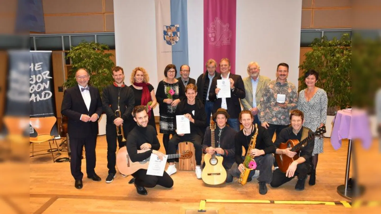 Landrat Karl Roth (l.) und Kulturreferentin Barbara Beck (r.) mit den Preisträgern. Vorne: Jakob Wagner (v.l.), den „Jamaram“-Musikern Lionel Wharton, Samuel Hopf, Johannes Beblo, Ben Beblo. Hinten: Daniel Noske (v.l.), Konstanze Kennerknecht, den Jazz-am-See-Mitgliedern Hildegard Schöder, Gottfried Keller, Walter Dreßel, Bernhard Sontheim und Matthias Helbig sowie Thomas Lugo von „Jamaram“. (Foto: Hauck)