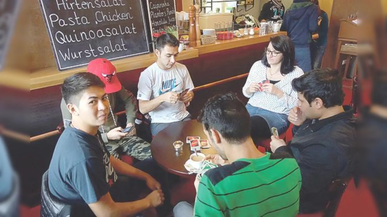 Im Dezember 2015 fand das erste Sprachencafé für die Flüchtlinge der Dreifachturnhalle in Haar im Kleinen Theater statt. Fazit: Großartige Stimmung und Wiederholung garantiert.	 (Foto: Gemeinde Haar)