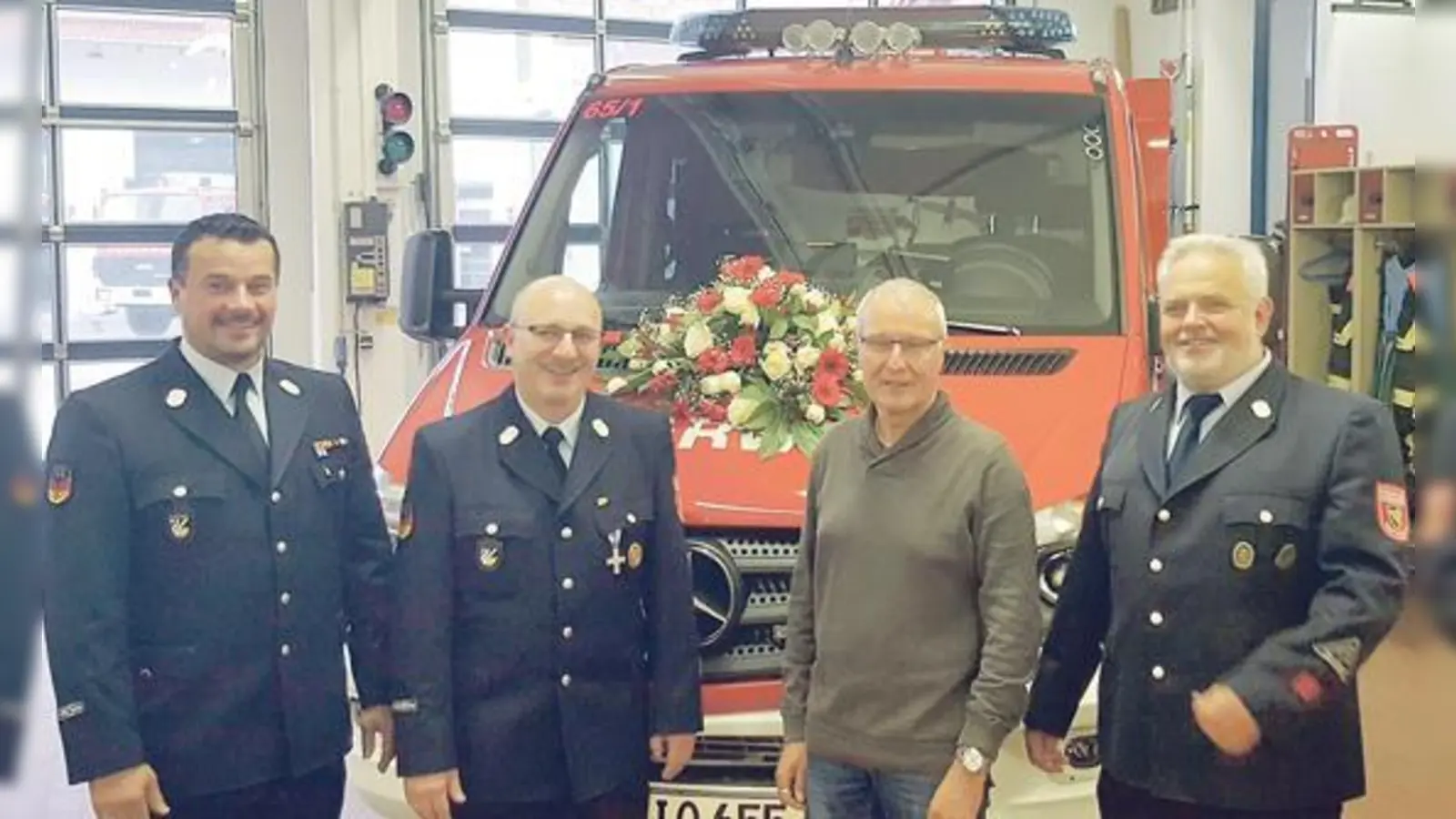 Der ganze Stolz der Freiwilligen Feuerwehr Taufkirchen  das neue Kleinalarmfahrzeug: v.l. Jochen Schendel (stellv. Kommandant), Michael Huber (Kommandant), Rudolf Schwab (3. Bgm.), Hermann Sauer (Feuerwehrseelsorger) bei der Fahrzeugsegnung.  (F.: FFW)