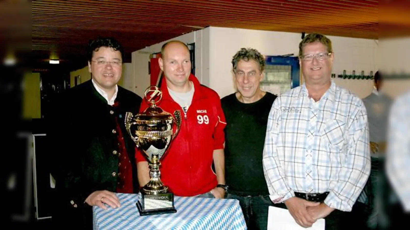 Bei der Pokalübergabe (v.l.): Bürgermeister Thomas Loderer, Michael Schupp vom Turniersieger »Sonntagskicker«, Veranstalter Walter Schütz und Moderator Robert Bauer.	 (Foto: privat)
