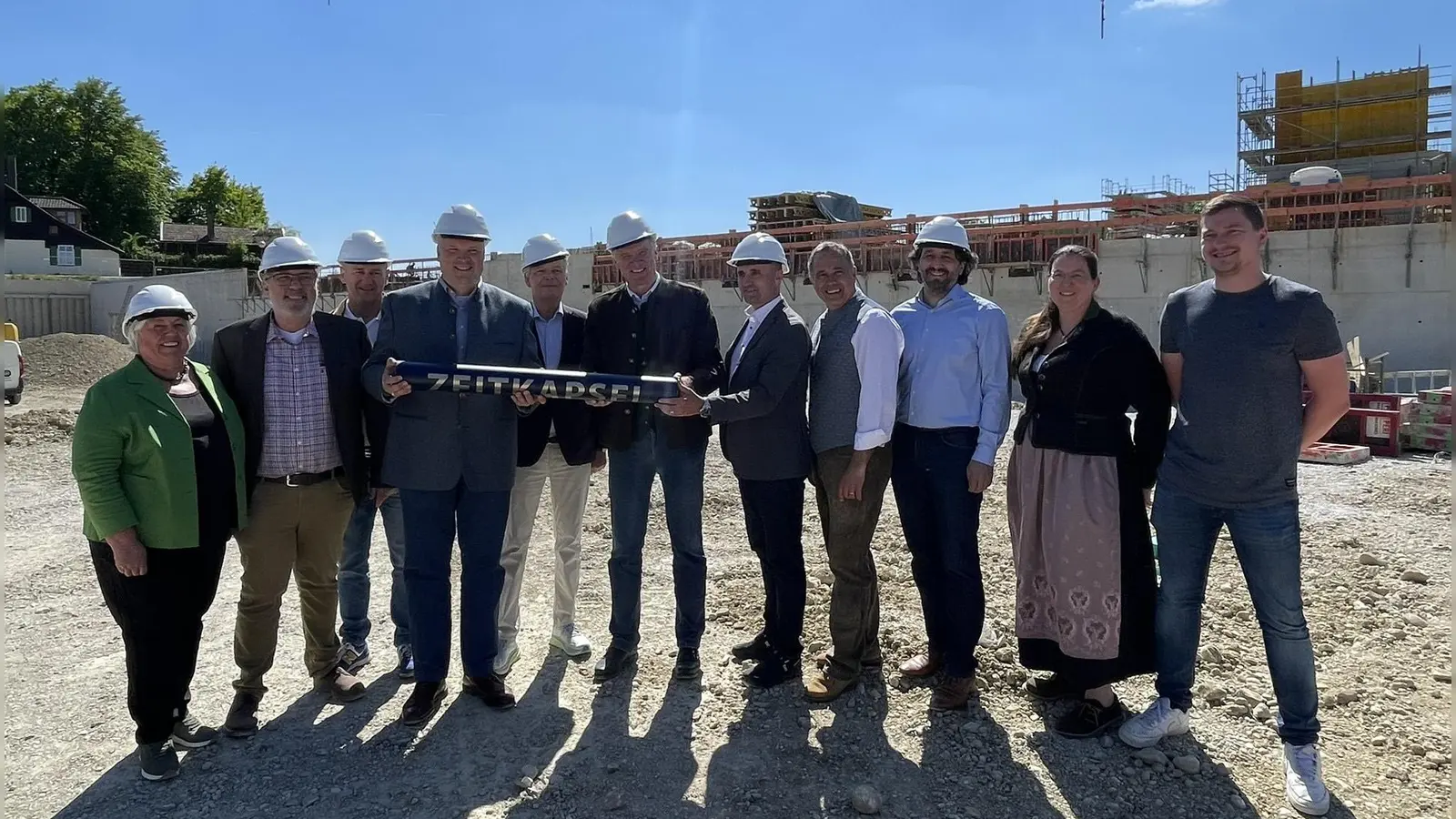 Befüllten die Zeitkapsel (von links): Barbara Bogner (Bürgermeisterin Sauerlach), Stefan Straßmair (Bürgermeister Hohenbrunn), Stefan Kern (Bürgermeister Brunnthal), Landrat Christoph Göbel, Jan Neusiedl (Bürgermeister Grünwald), Stefan Schelle (Bürgermeister Oberhaching), Hans Sienerth (Bürgermeister Straßlach-Dingharting), Ralf Peetz (Schulleiter Realschule Deisenhofen), Jürgen Vath (Schulleiter Fachoberschule Oberhaching), Dagmar Leiter (Geschäftsleiterin Zweckverband Staatliche weiterführende Schulen im Süden des Landkreises München), David Teufl (Stellvertretende Geschäftsleitung Zweckverband Staatliche weiterführende Schulen im Süden des Landkreises München). (Foto: Gemeinde Oberhaching)