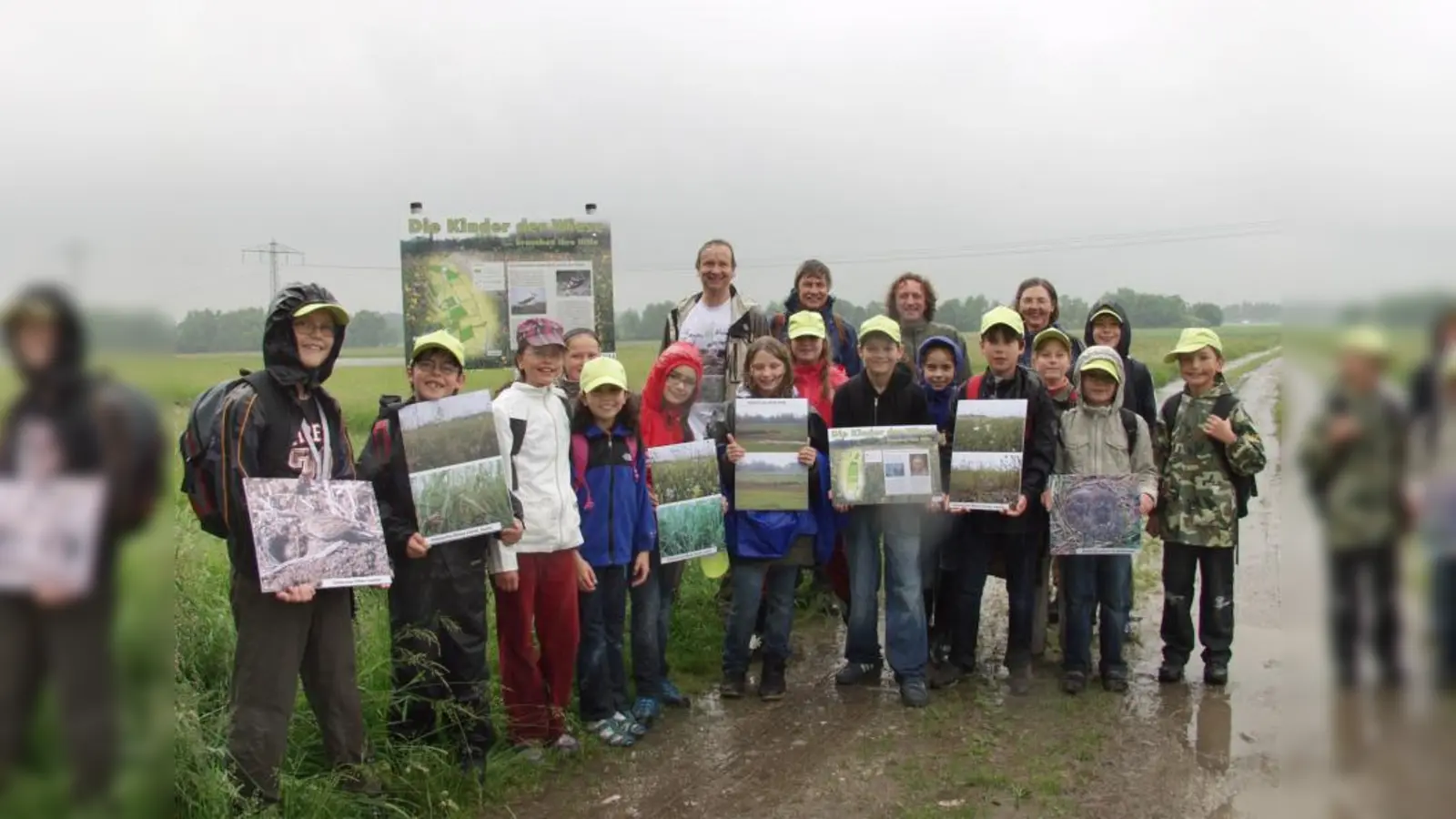 Patschnass, aber fröhlich zeigen die Schülerinnen und Schüler die Schautafeln nach der Exkursion, bei der sie begleitet wurden von (v. l.) Matthias Schwahn, Sigi Pschibul-Markgraf, Stephan Marhold und Rektorin Brigita Lukowitz. (Foto: Eva Schraft)
