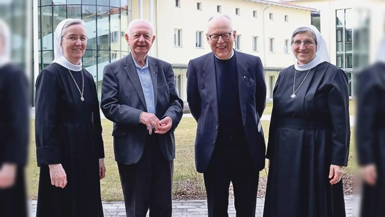 Generaloberin Schwester Rosa Maria Dick (r.) und Mutterhaus-Oberin Schwester M. Adelinde Schwaiberger mit dem scheidenden und dem neuen Spiritual der Barmherzigen Schwestern Pater Robert Lachenschmid (2.v.l.) und Pater Norbert Brieskorn.  (F.: privat)