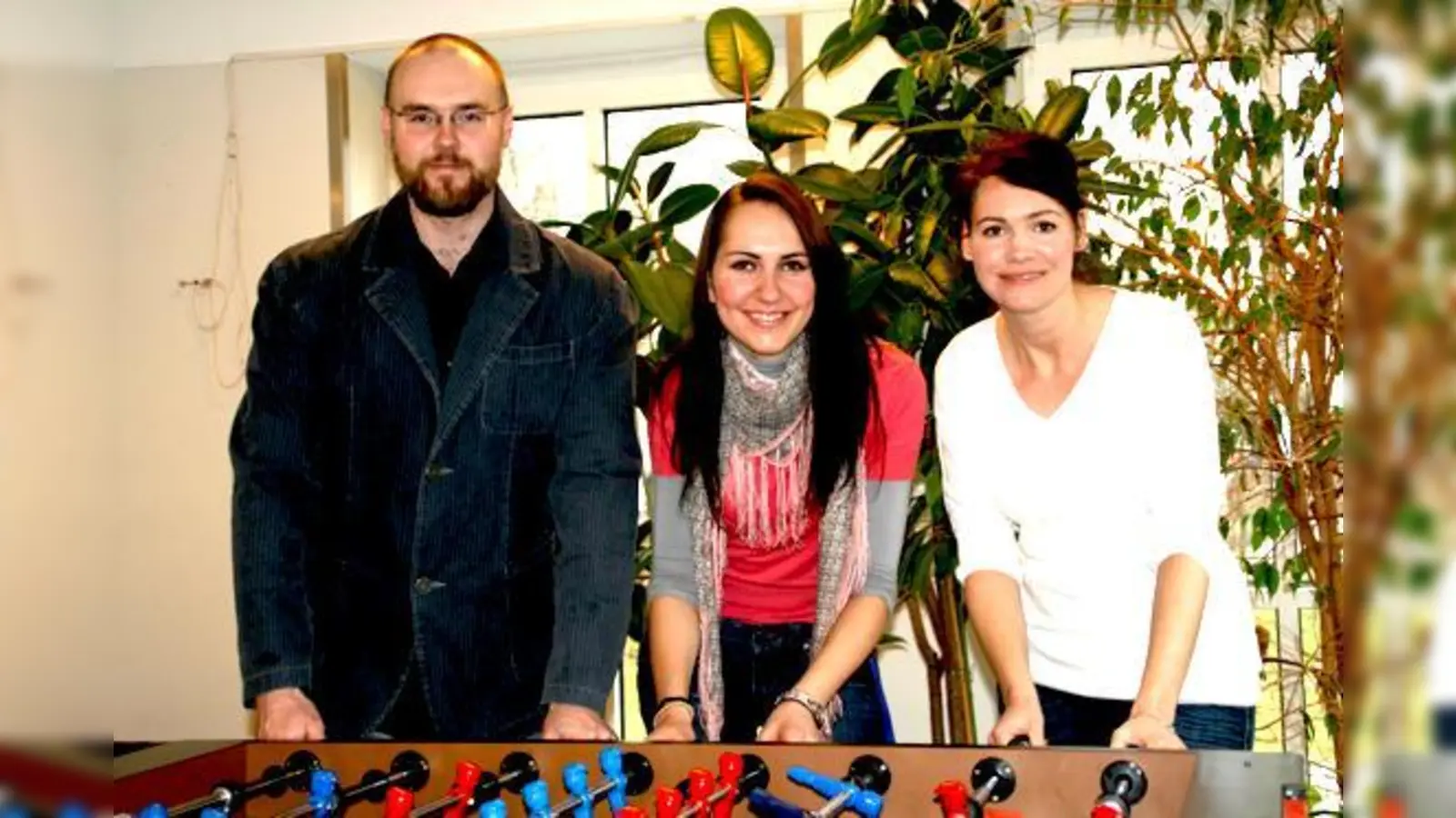 Jan Vrcok (l.) und Simone Lenzen (r.) freuen sich über die Verstärkung des Grünwalder JUZ-Teams mit  Martina Weingart (Bildmitte). 	 (Foto: hol)