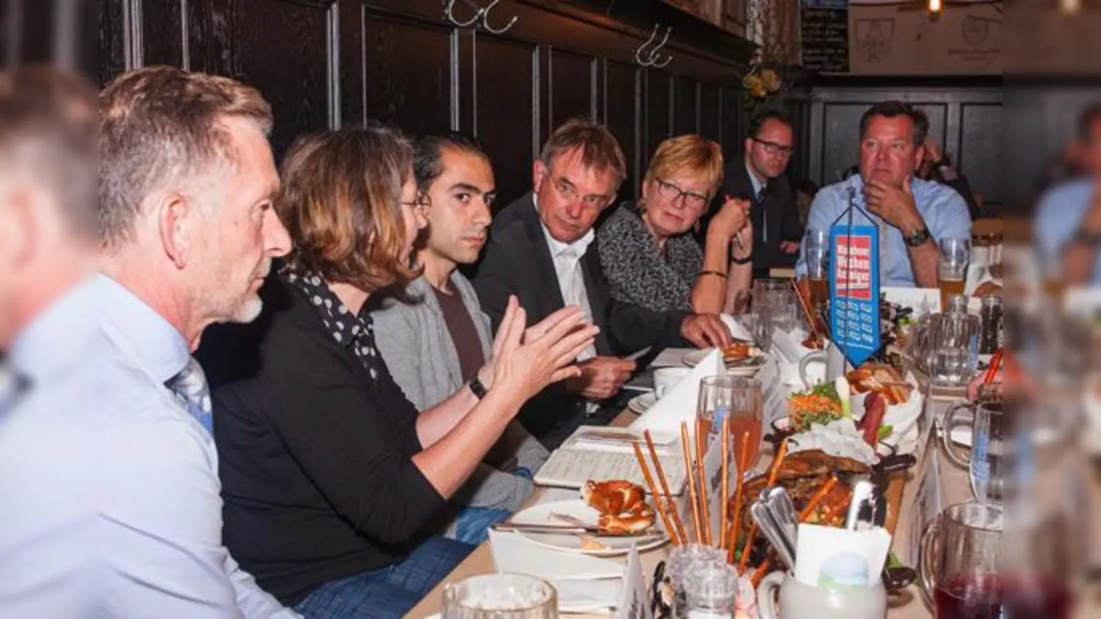 Die Chancen sind bestens, die Rahmenbedingungen nicht. Wie sich Geflüchtete rasch in den Arbeitsmarkt einbinden lassen, besprachen (v.li.) Hubert Schöffmann, Marianne Seiler, Mohammad Sharaf, Norbert Huber, Waltraud Lucic und Josef Schmid.  (Foto: P. Prankl)