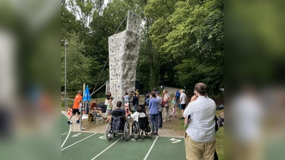 Der eigens aufgebaute Kletterturm übte auf viele Teilnehmende eine besondere Faszination aus. (Foto: VA)