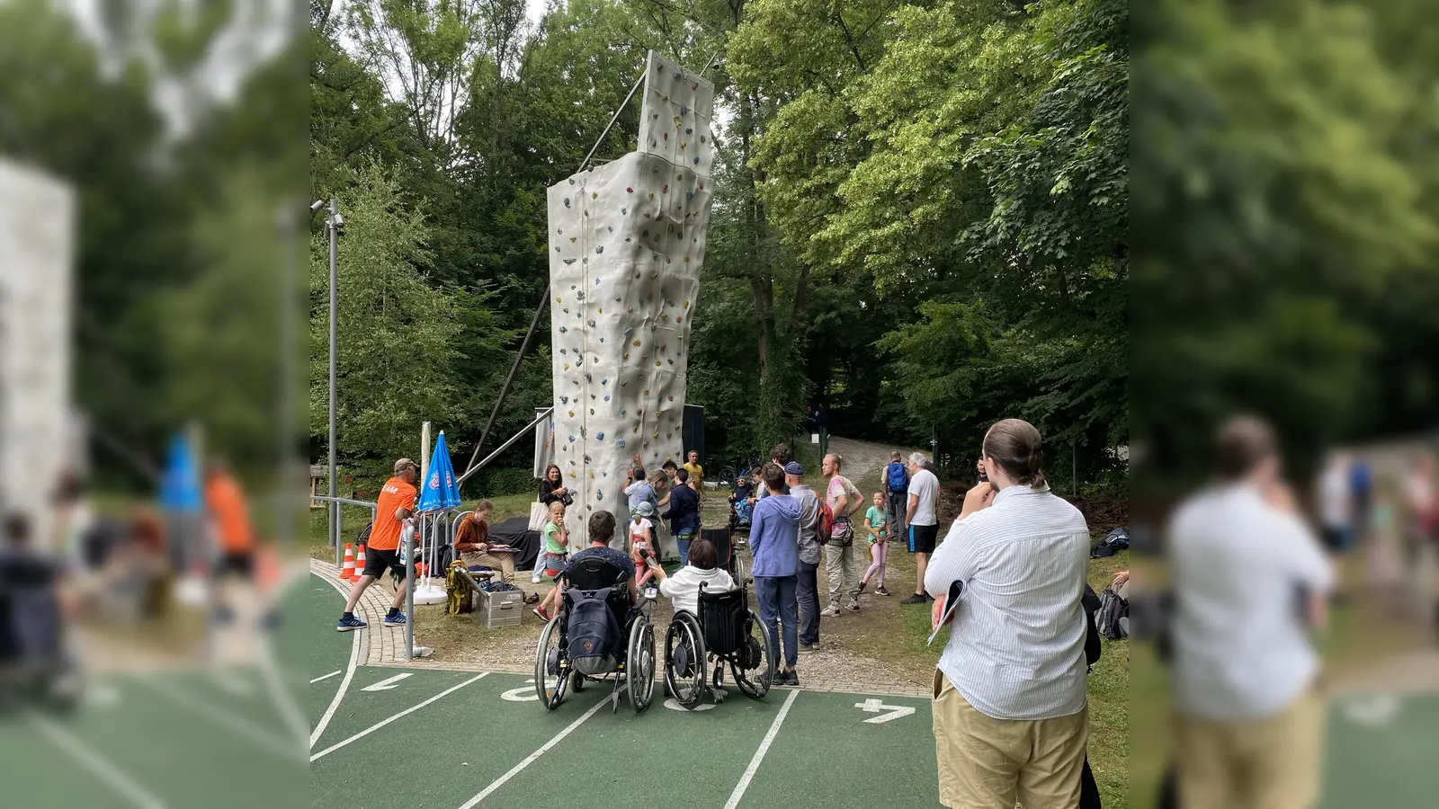 Der eigens aufgebaute Kletterturm übte auf viele Teilnehmende eine besondere Faszination aus. (Foto: VA)