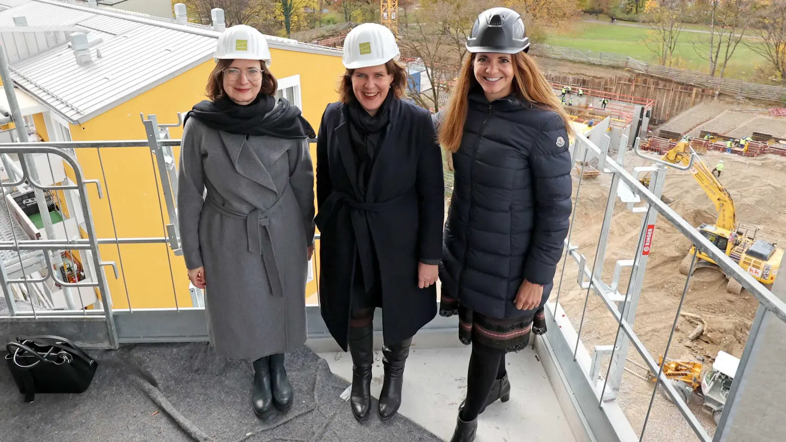 Gewofag-Geschäftsführerin Dr. Doris Zoller, Bürgermeisterin Verena Dietl und Kommunalreferentin Kristina Frank (von links) beim Richtfest in der Stiftungssiedlung „Alte Heimat“. (Foto: Michael Nagy/Presseamt)