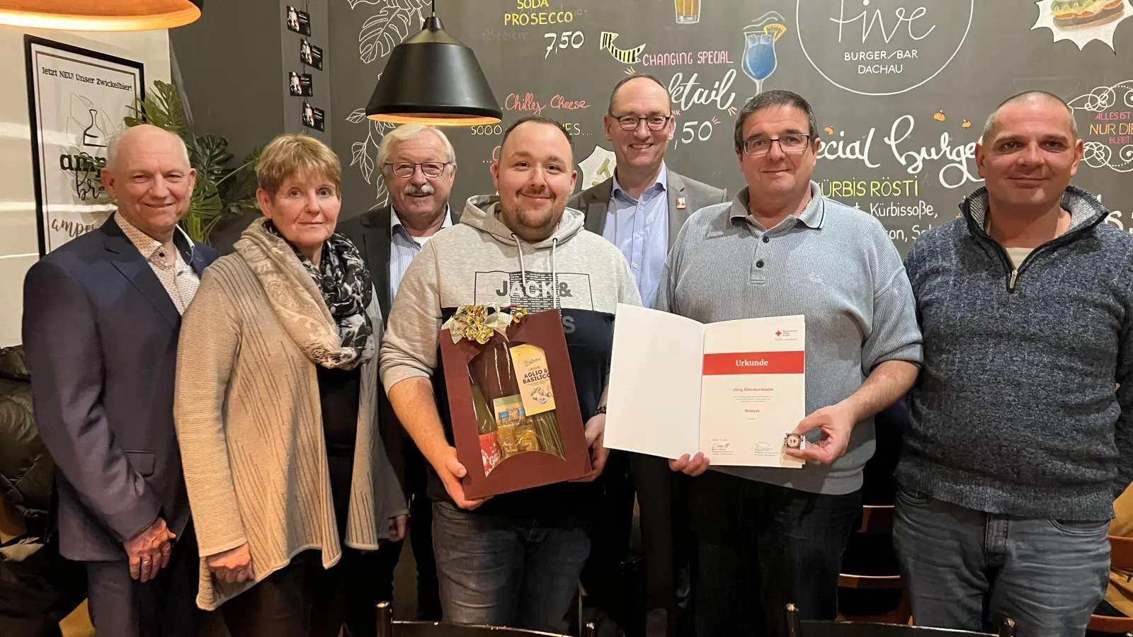 Für sein jahrzehntelanges Engagement wurde Jörg Zimmermann (Zweiter von rechts) mit der Ehrennadel in Bronze ausgezeichnet. (Foto: BRK)