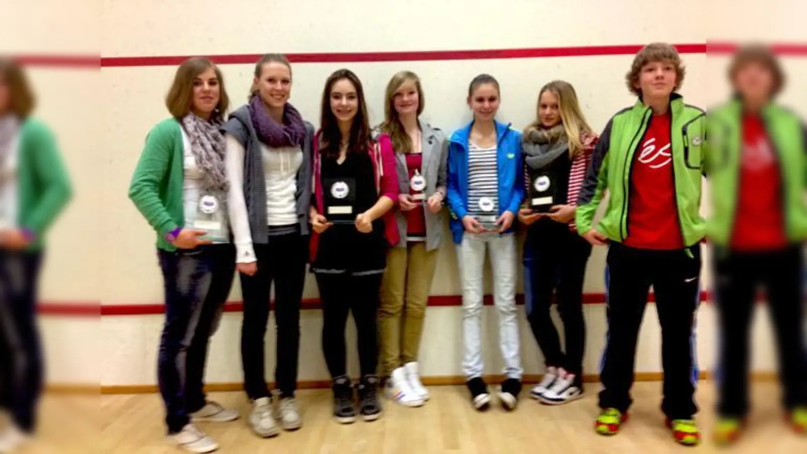 Die erfolgreichen Mädchen und Jungs des Squash-Club Deisenhofen: große Freude über tolle Platzierungen.	 (Foto: VA)