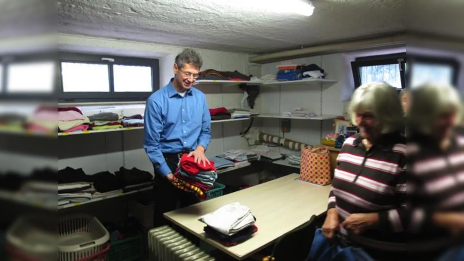 Michael Piazolo beim Umräumen in der Kleiderkammer der Giesinger Caritas.	 (Foto: Privat)