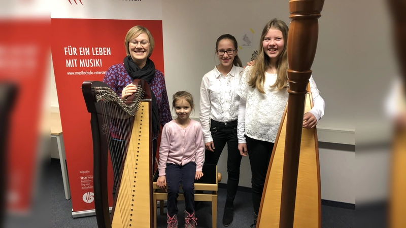 Gleich drei junge Harfinistinnen aus der Klasse von Carolin Gruber gingen für die Vaterstettener Musikschule an den Start und nahmen in unterschiedlichen Altersgruppen am Regionalwettbewerb teil.  (Foto: VA)