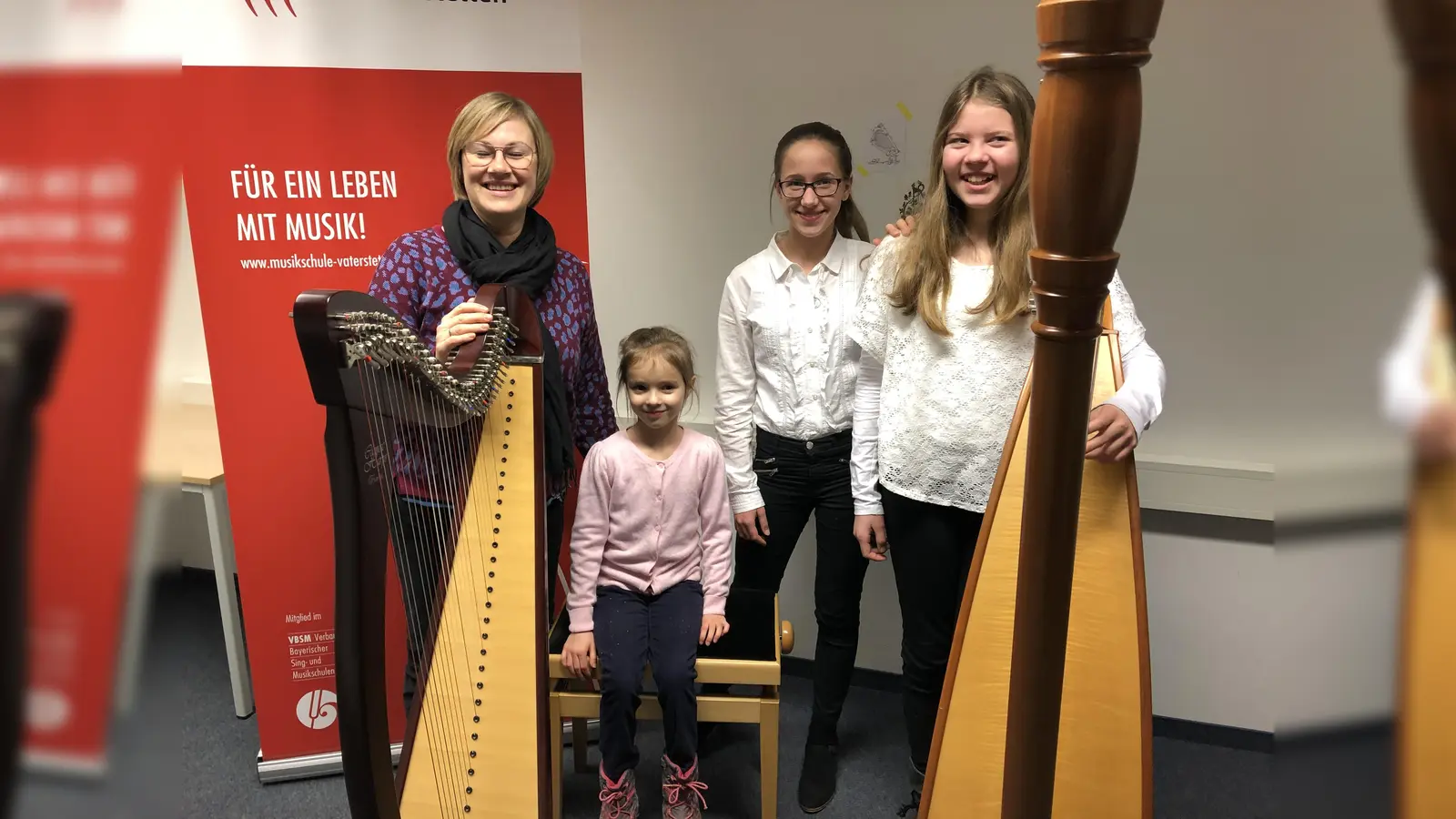 Gleich drei junge Harfinistinnen aus der Klasse von Carolin Gruber gingen für die Vaterstettener Musikschule an den Start und nahmen in unterschiedlichen Altersgruppen am Regionalwettbewerb teil.  (Foto: VA)