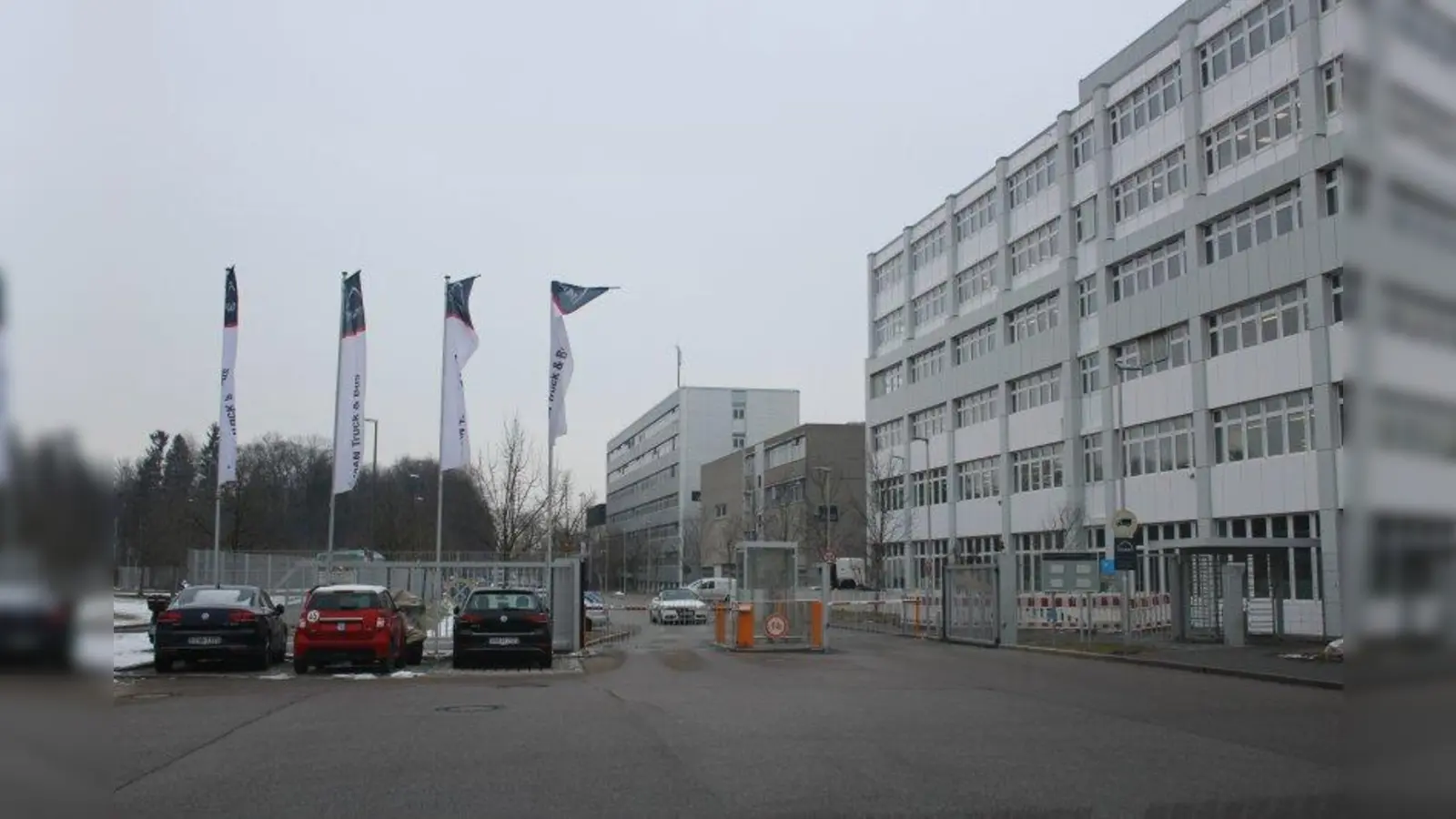 Firmengelände von MAN in der Bauschinger Straße: Auf dem Werksgelände will das Unternehmen Grundwasser entnehmen und Kühlwasser wieder einspeisen. (Foto: sb)