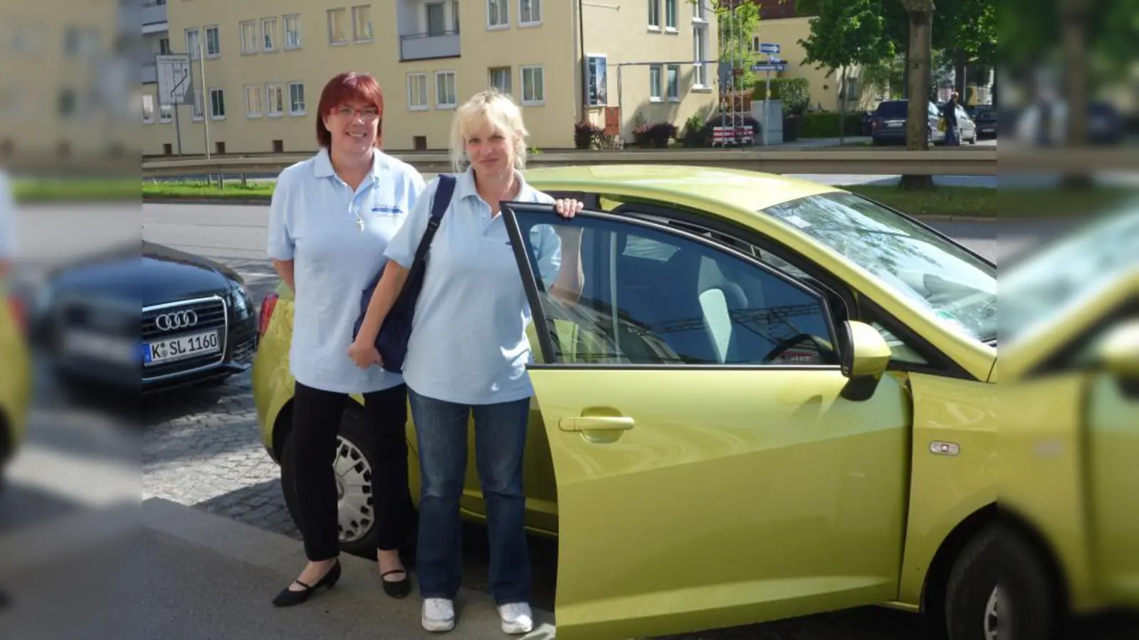 „Ich freue mich darauf, am nächsten Tag in die Arbeit zu gehen”, sagt Olga Kammerer (r.), die mit Leidenschaft als Altenpflegehelferin bei „Obermaier Pflege” (Gabriele Obermaier, l..), arbeitet. (Foto: bk)