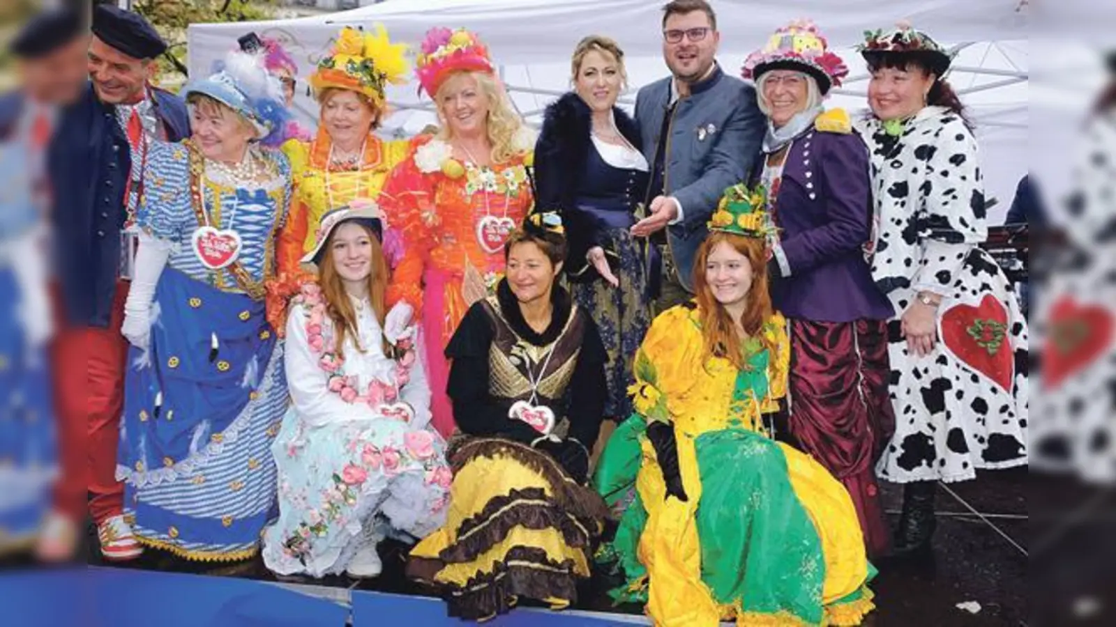 Das Prinzenpaar (hinten, 2. u. 3. v. re.) mit seinem bunt gekleideten und fröhlichen ­Faschingsvolk, den Marktweibern.	 (Foto: Robert Bösl)